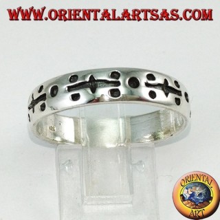 Anillo de plata en la mano grabado con puntos
