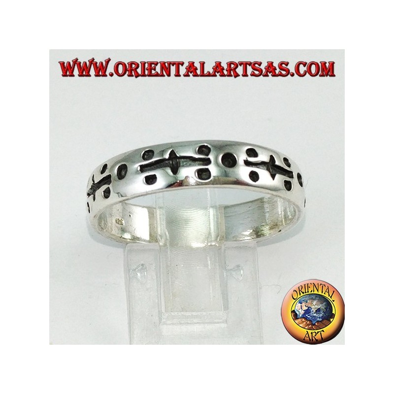 Bague en argent à la main gravée de points