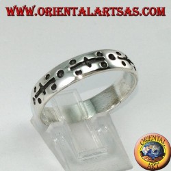 Silberner Ring in der Hand graviert mit Punkten