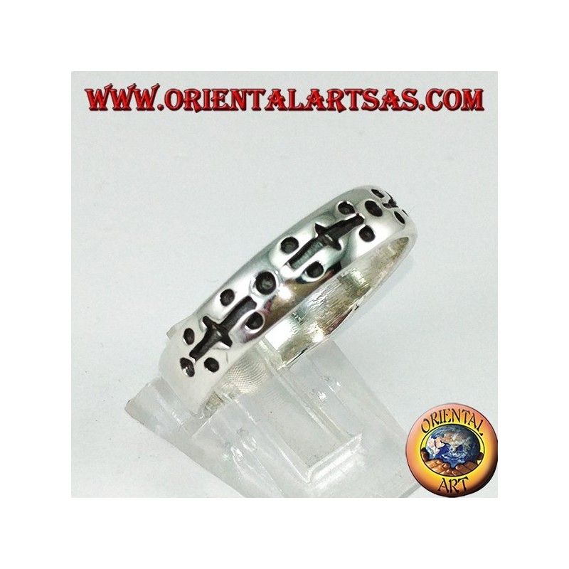 Silberner Ring in der Hand graviert mit Punkten