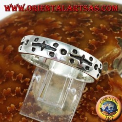 Anillo de plata en la mano grabado con puntos