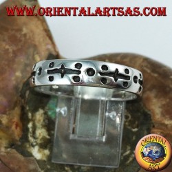 Anillo de plata en la mano grabado con puntos