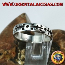 Anillo de plata en la mano grabado con puntos