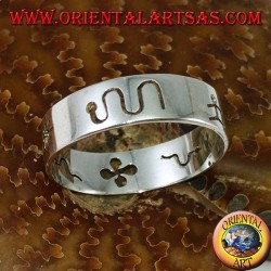 Anello a fedina in argento intagliata a mano 