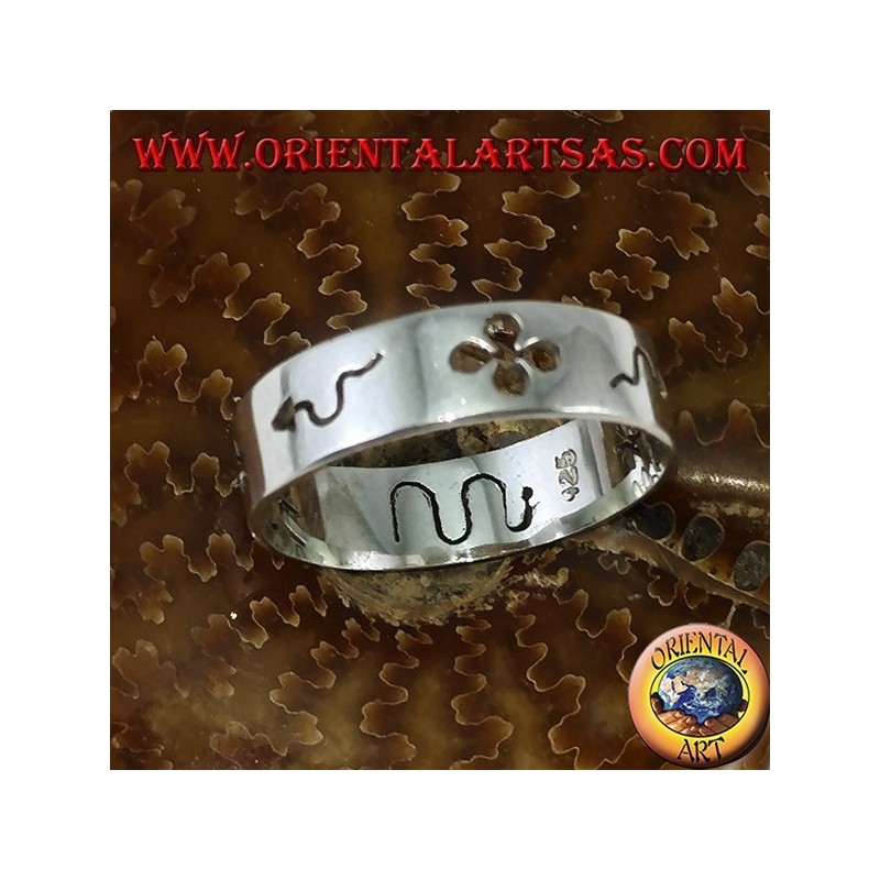Anello a fedina in argento intagliata a mano 