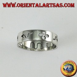 Anello a fedina in argento intagliata a mano 