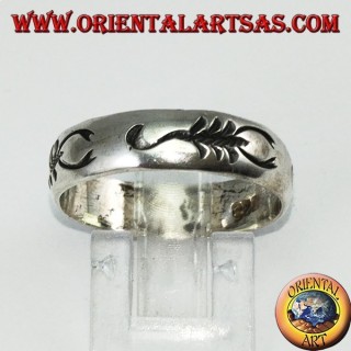 Bague en argent avec scorpion incrusté