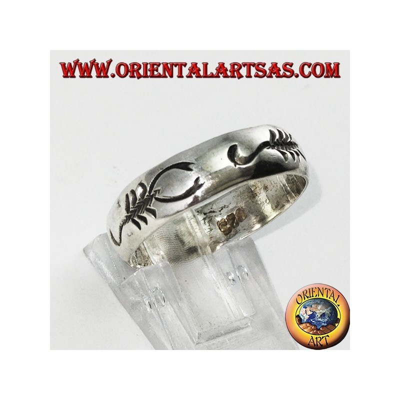 Anillo de plata con escorpión incrustado