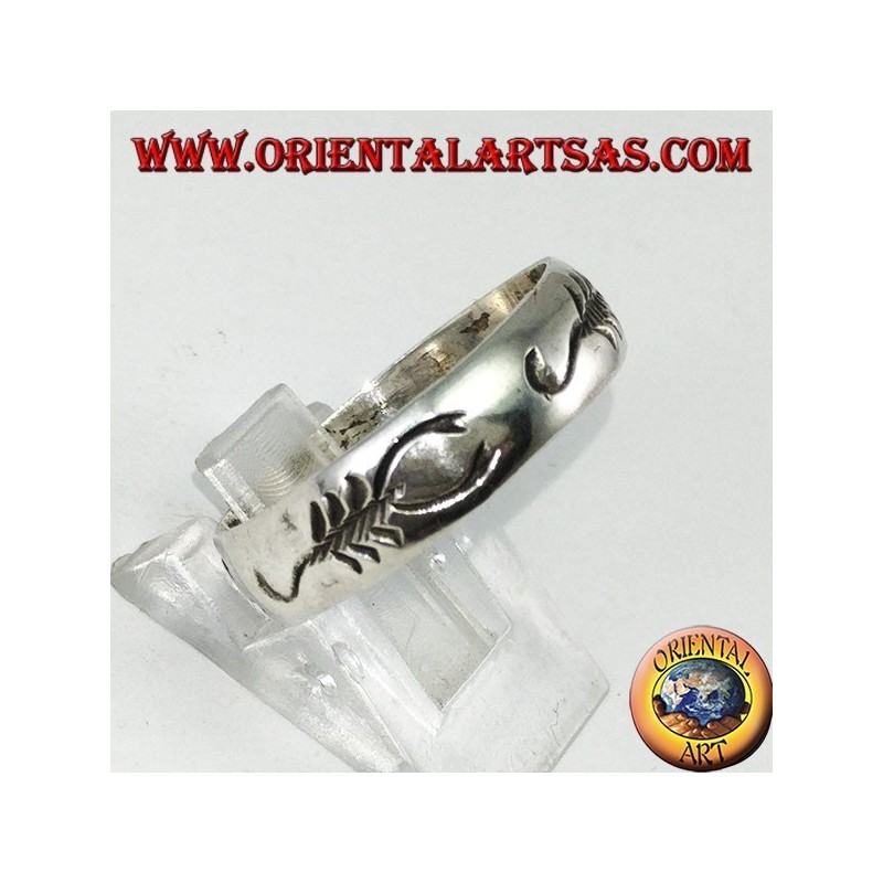Bague en argent avec scorpion incrusté