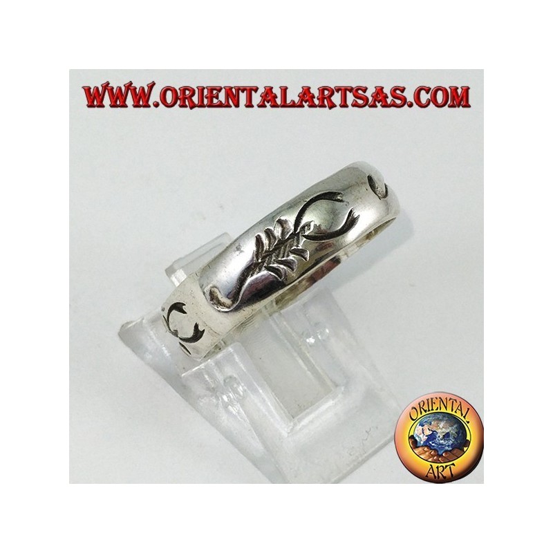 Anello a fascia in argento con scorpione intarsiato