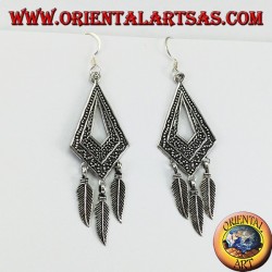 Silver earrings, in rhombus chiselled with three hanging feathers
