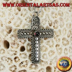 Silberner Anhänger, handgemachtes Kreuz mit Granat in der Mitte