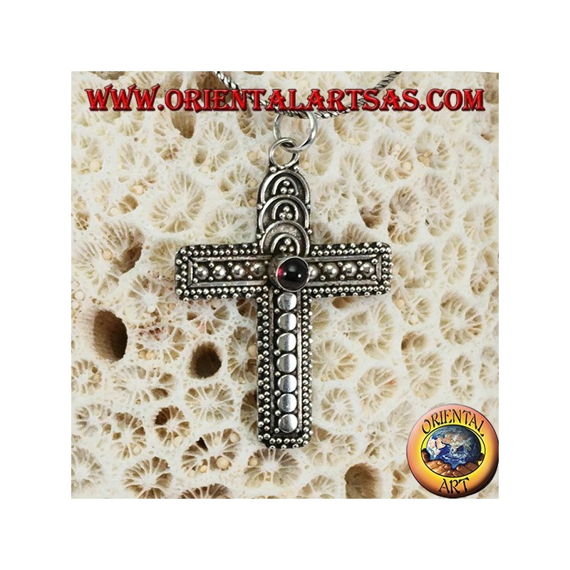 Pendentif en argent, croix faite à la main avec grenat au centre