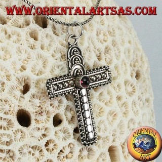 Silberner Anhänger, handgemachtes Kreuz mit Granat in der Mitte