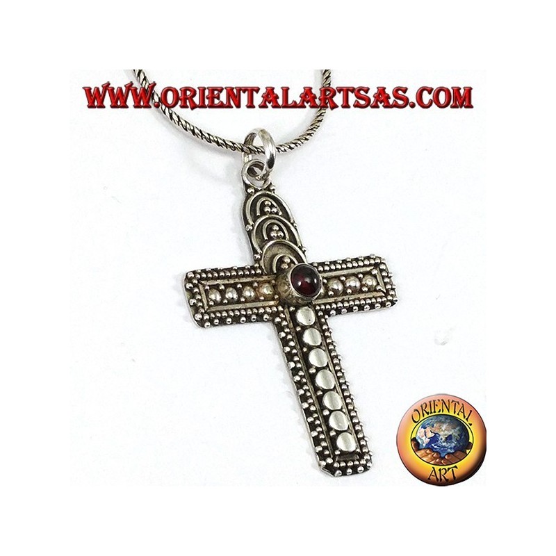 Pendentif en argent, croix faite à la main avec grenat au centre