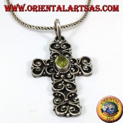 Silberner Anhänger, barockes Kreuz, handgefertigt mit Peridot in der Mitte