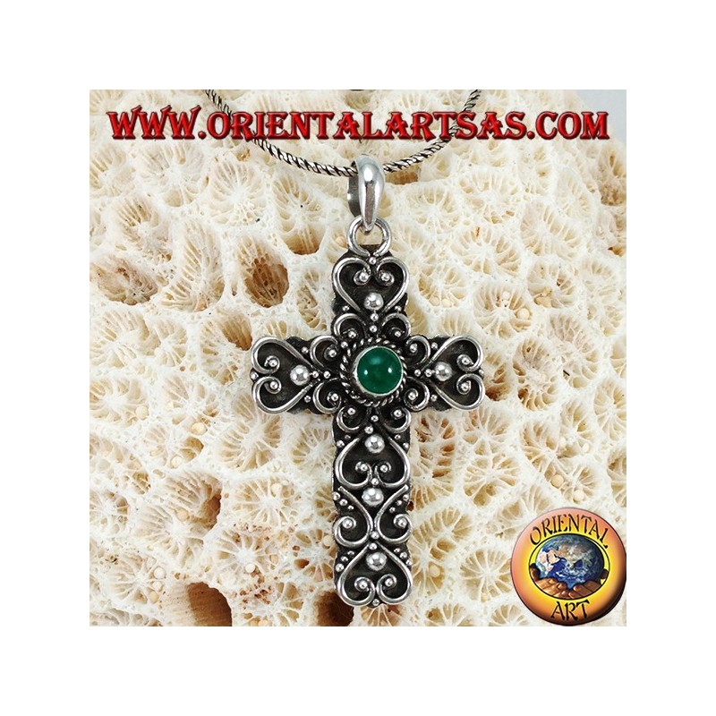 Pendentif en argent, croix baroque fait à la main avec de l'agate verte au centre