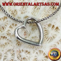 Colgante de plata con un perfil de corazón