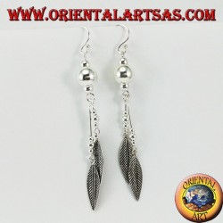 Boucles d'oreilles en argent avec de longues sphères avec deux plumes