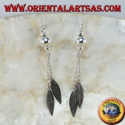 Boucles d'oreilles en argent avec de longues sphères avec deux plumes