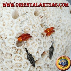 Pendientes colgantes de plata con 2 piezas de ámbar y una pluma