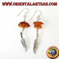 Pendientes colgantes de plata con 2 piezas de ámbar y una pluma