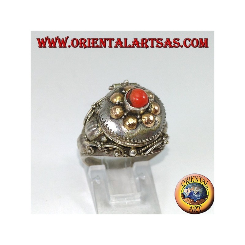 Anillo de plata en una caja de veneno con lapislázuli