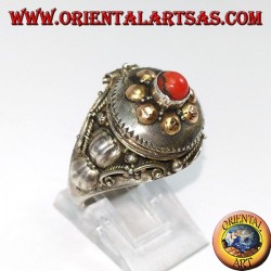 Anillo de plata en una caja de veneno con lapislázuli