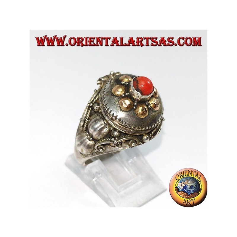 Silberner Ring in einer Giftbox mit Gold- und Korallenperlen