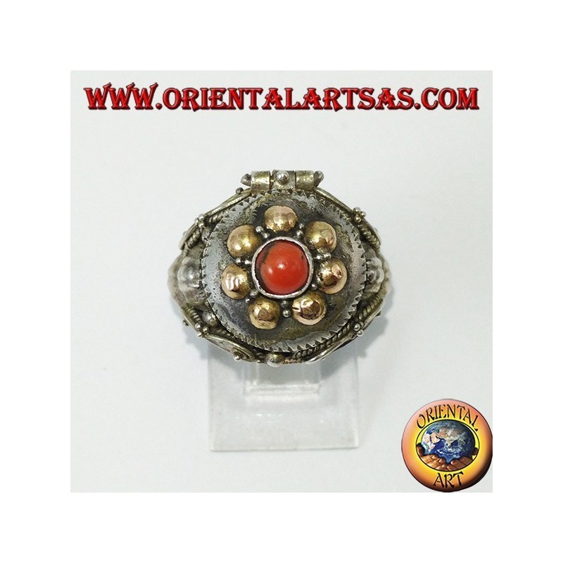 Silberner Ring in einer Giftbox mit Gold- und Korallenperlen