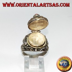 Bague en argent dans une boîte de poison avec des perles d'or et de corail