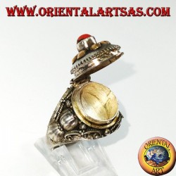 Silberner Ring in einer Giftbox mit Gold- und Korallenperlen