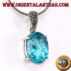 Silberanhänger mit oval-blauem Topas-Set