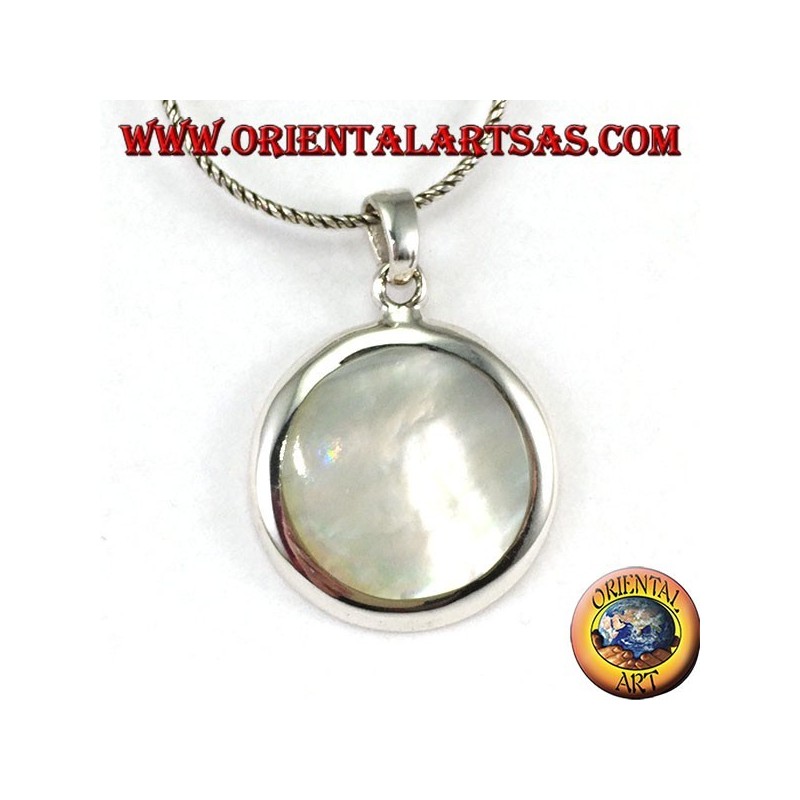 Silver pendant with round mother-of-pearl