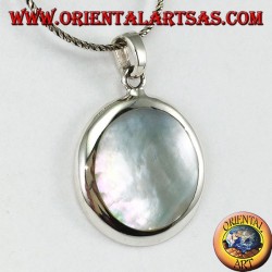 Silver pendant with round mother-of-pearl