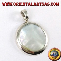 Silver pendant with round mother-of-pearl