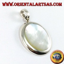 Silver pendant with round mother-of-pearl