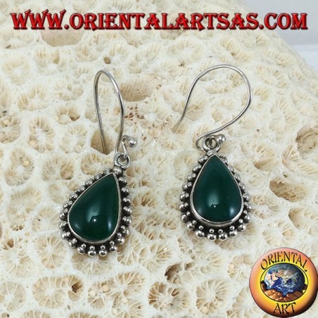Orecchini in argento con agata verde a goccia contornata di due file di pallini 