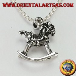 Pendentif en cheval à bascule argenté