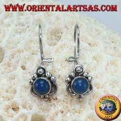 Boucles d'oreilles en argent avec des décorations ronds d'agate et de pois bleus