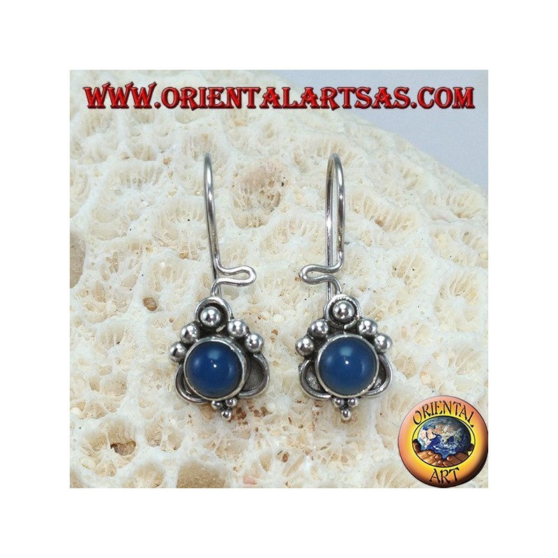 Boucles d'oreilles en argent avec des décorations ronds d'agate et de pois bleus