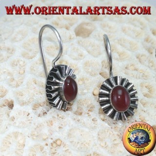 Orecchini in argento con corniola ovale e contorno ad onda