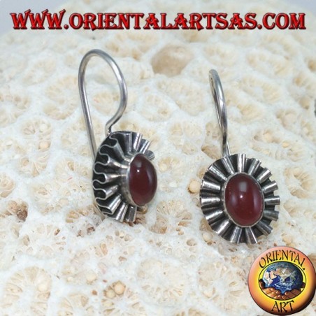 Orecchini in argento con corniola ovale e contorno ad onda