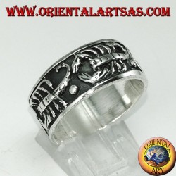 Anillo de plata con escorpiones en bajorrelieve