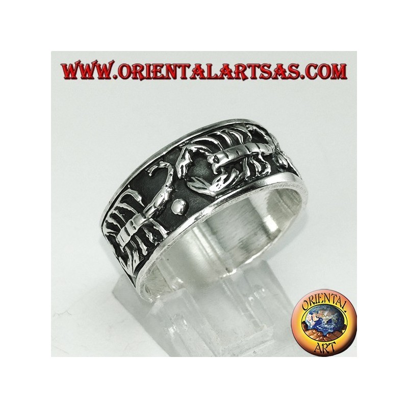 Anillo de plata con escorpiones en bajorrelieve