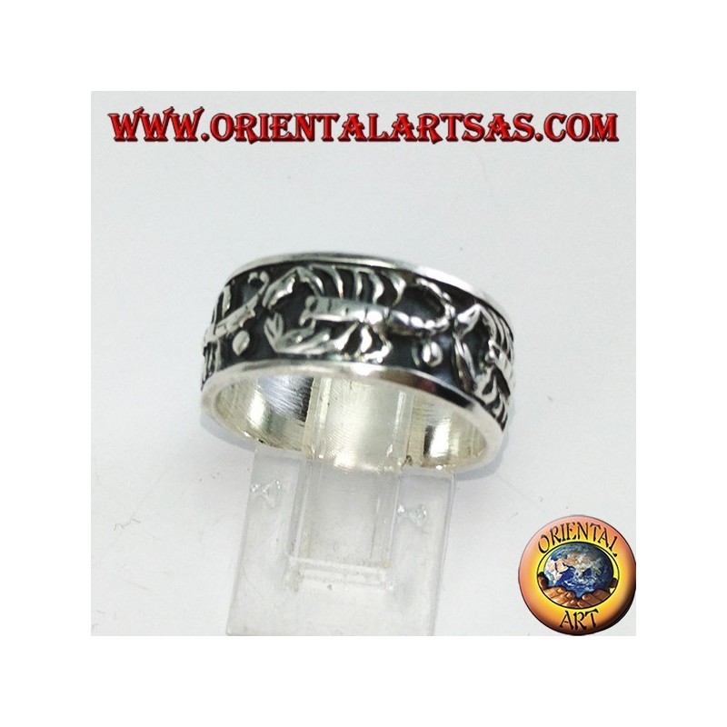 Anello a fascia in argento con scorpioni a bassorilievo