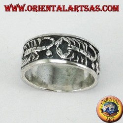 Anillo de plata con escorpiones en bajorrelieve