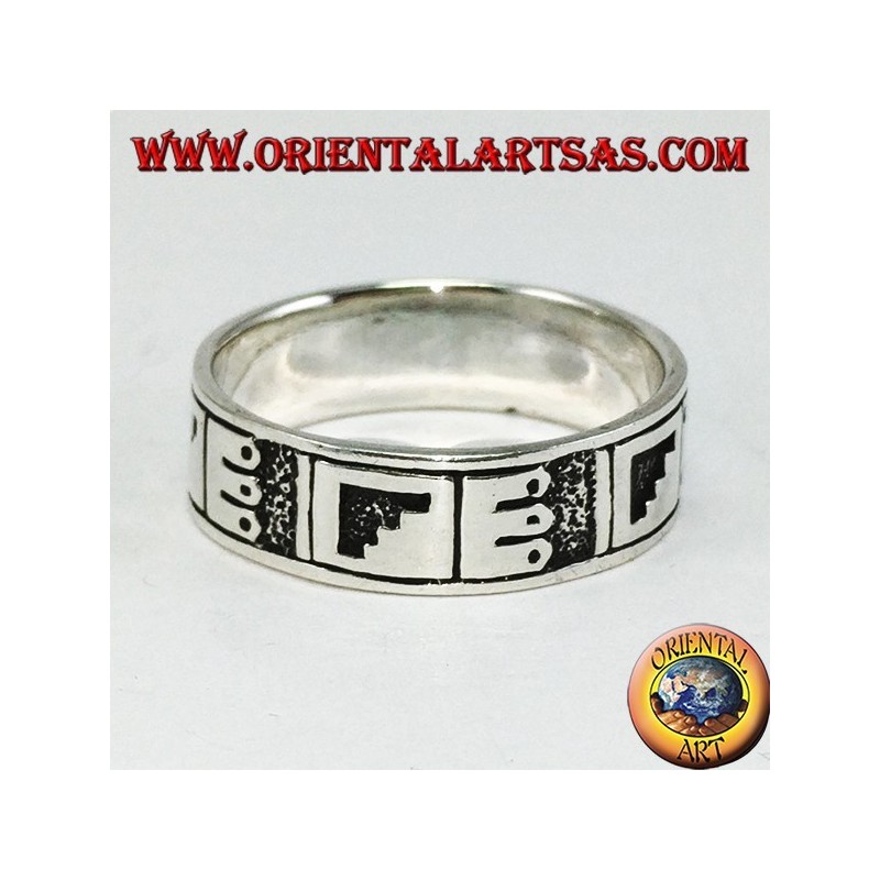 Sortija en plata con bajo relieve maya