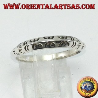 Silberner Ring mit dreieckigem Profil von Hand geschnitzt