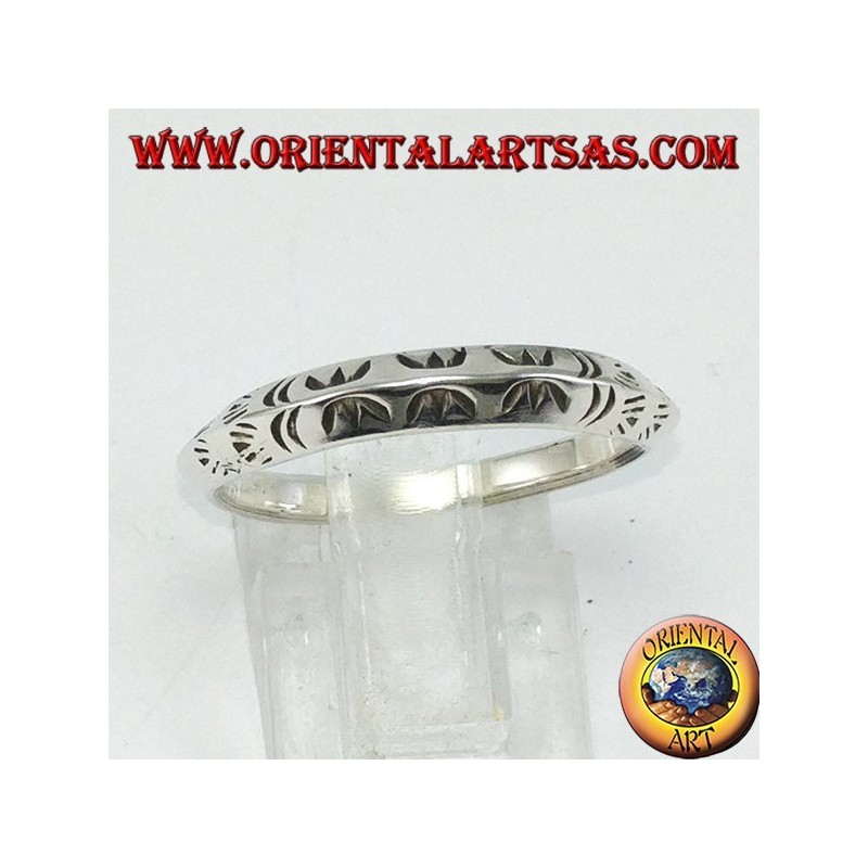 Bague en argent avec un profil triangulaire sculpté à la main